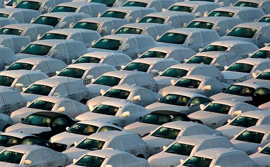Auf Halde! Der deutschen Automobilbranche geht es immer noch nicht gut! Dieses Problem, so der Deutsche Industrie- und Handelskammertag (DIHK), bedroht bereits den Wirtschaftsstandort Deutschland, denn es zieht viele andere mit in den Strudel.(Bild:  dpa)