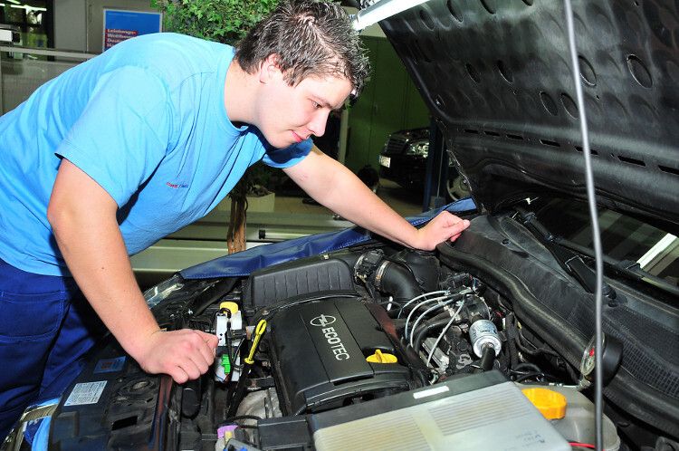 Robert Bartsch aus Nordrhein-Westfalen sucht einen Fehler in der Gasanlage des Opel. (Foto: Schmidt)