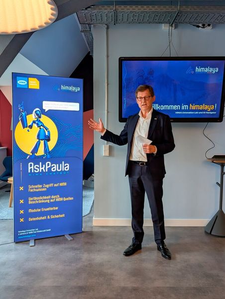 Steffen Philipp, Gesellschafter der Hima Group begrüßt die Journalisten zu der diesjährigen Pressekonferenz und berichtet über die Anfänge von „himalaya“, dem Hima Innovation Lab.   (Bild: Hima)