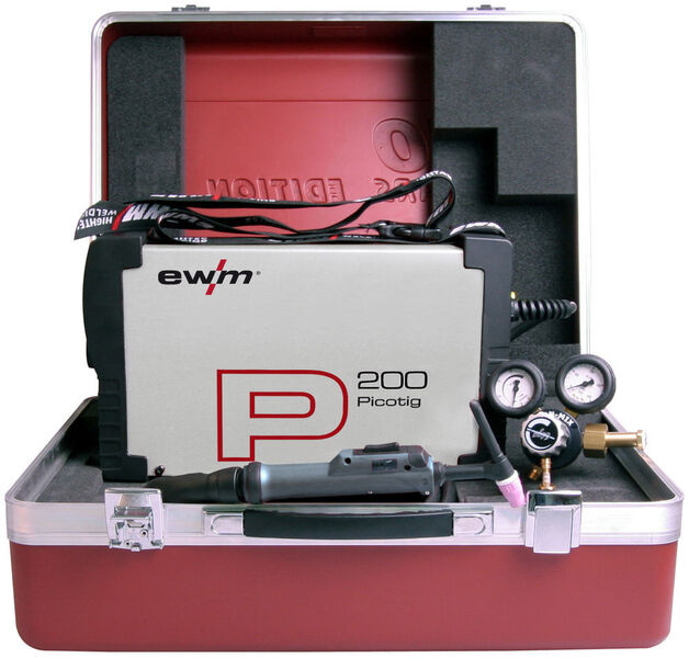Die EWM AG liefert die Picotig 200 in einem praktischen Koffer für die Baustelle, in dem Stromquelle und sämtliches Zubehör griffbereit verstaut wird. Das tragbare WIG-Inverter-Schweißgerät zeigt EWM auf der Intec in Halle 2, Stand D68. (EWM)