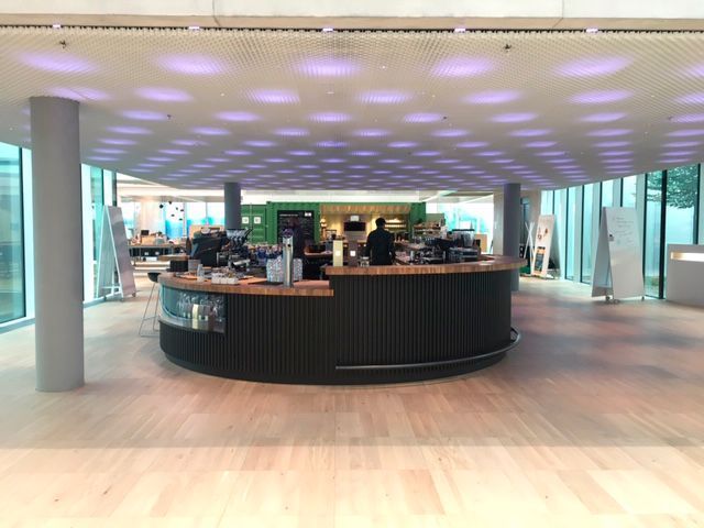 Im Zentrum des CUBIC steht die Coffee-Bar - Treffpunkt für Gespräche. (Susanne Reinshagen)