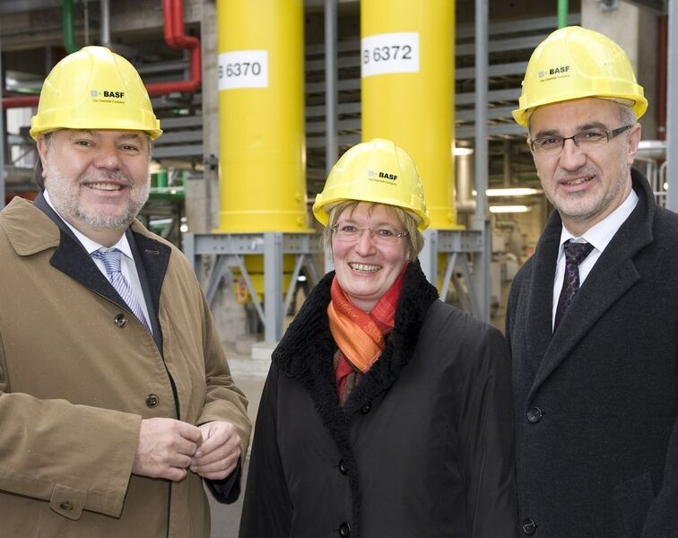 Das Foto zeigt den rheinland-pfälzischen Ministerpräsidenten Kurt Beck, Dr. Beate Ehle, Leiterin des BASF-Unternehmensbereichs Intermediates und BASF-Vorstandsmitglied Dr. Harald Schwager (v.l.n.r.) vor der neuen Anlage.  (Bild: BASF)