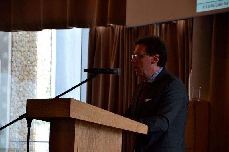 Prof. Dr. Thorsten Arnhold (R. Stahl) bei der fachlichen Einführung und einem Überblick über seine Arbeit als Chairman der  IECEx. (Geipel-Kern)