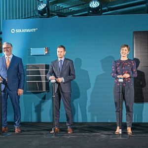 Offizielle Eršffnung der Solarwatt-Produktion (v.l.n.r.): Solarwatt-CEO Detlef Neuhaus, der Sächsische Ministerpräsident Michael Kretschmer, Walburga Hemetsberger (CEO SolarPower Europe) sowie Solarwatt-Hauptanteilseigner Stefan Quandt. 