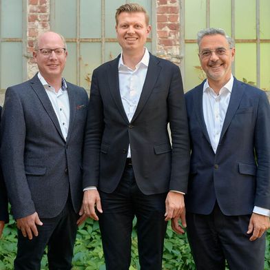 Die Geschäftsführung der Herbrand-Gruppe (v. l.): Georg Jeuken, Michael Haglage, Daniel Hennig und Richard Lacek-Herbrand (Sprecher). Sven Holtermann (r.), bisher Teil der Geschäftsführung, geht in den Ruhestand und bleibt Gesellschafter der Gruppe.  (Bild: Herbrand-Gruppe)