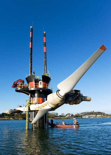 Bei der Wartung der Anlage kann mit einem Boot direkt an bzw. unter der Turbine vorbeigefahren werden. Während dem Betrieb der Anlage befinden sich die Turbinenrotoren bis zu drei Meter unter der Wasseroberfläche.  (Bild: Siemens)