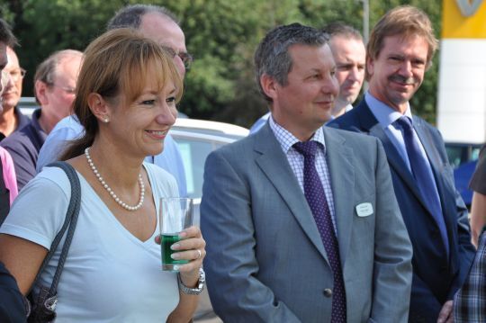 Silvia Gerl, Schulleiterin der BFC Northeim, und Michael Zimbal, Geschäftsführer vom Autohaus Hermann. (Stephan Richter)