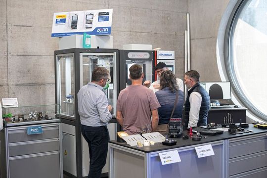 L'Experience Center a pour objectif de rendre les technologies modernes de fabrication concrètes, de renforcer le savoir-faire technique, et de développer des solutions personnalisées avec les clients.(Source :  Urma SA)