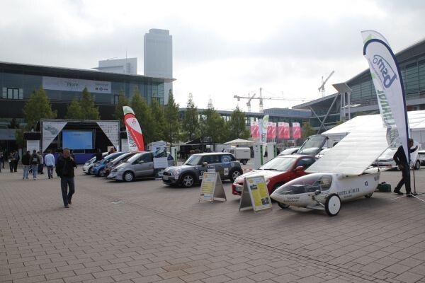 Bertha Benz Challenge 2012, 1. Tag: Präsentation der teilnehmenden Fahrzeuge auf dem Freigelände der Frankfurter Messe (Ulrich Steinlechner)
