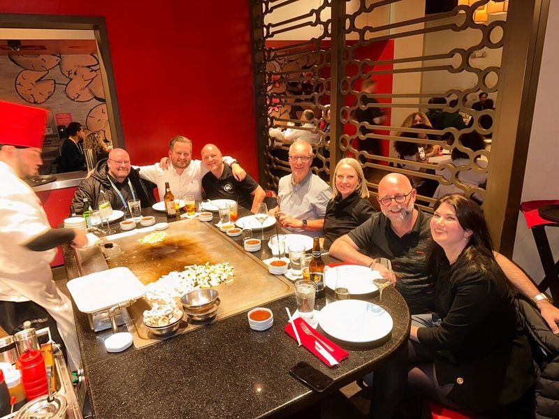 Vielen Dank an Stefan Ebnöther (2. v. l., Littlebit) für die Einladung zum Dinner. (Bild: Vogel IT-Medien )