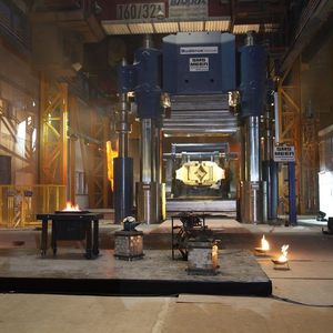 Die Freiformschmiedepresse kann sowohl mit 8000 t Presskraft als auch im langsameren Stauchgang mit 10000 t Presskraft betrieben werden. Das versetzt Buderus Edelstahl in der Lage, großformatige Teile mit einem Durchmesser von nahezu 4 m zu schmieden. Bild: SMS Meer