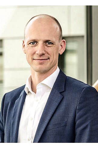 Auch Christopher Schäckermann ist neuer Geschäftsführer bei „Charge4Europe“. Parallel wird der 36-Jährige seine bisherige Position beim DKV Euro Service als Head of Product Management eMobility Services weiterhin ausüben. Der Diplom-Betriebswirt war in den vergangenen acht Jahren in diversen Positionen innerhalb des DKV Product Managements tätig, unter anderem als Head of Product Management Commercial Services. (Charge4Europe)