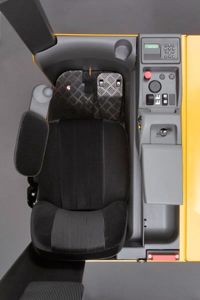 Der vielfach verstellbare Fahrersitz, ein höhenverstellbarer Boden, Minilenkrad in der Armlehne und beste Sicht nach allen Seiten ermöglichen effektives, entspanntes Fahren. (Bild: Atlet)