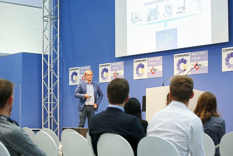 Das Compamed High-Tech Forum in Halle 8a des IVAM Fachverbandes für Mikrotechnik legt seinen Schwerpunkt indes auf Mikrosystemtechnik, Nanotechnologien sowie Produktionstechnik und Prozesssteuerung. (ctillmann / Messe Düsseldorf)