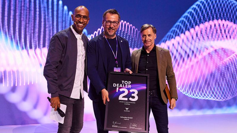 Den Preis überreichte Johannes Fleck, Leiter Produkt, Planung & Strategie von Seat Deutschland. (Bild: Seat Deutschland/Fulda Photography)