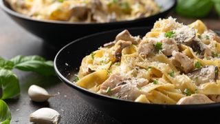 Spermidin ist ein natürlich vorkommendes Molekül, das unsere Zellen selbst herstellen, das aber auch in Lebensmitteln wie Weizenkeimen, Pilzen und einigen gereiften Käsesorten wie Parmesan oder Cheddar enthalten ist. (Symbolbild) (Bild: AdobeStock_540507654_© grinchh – stock.adobe.com)