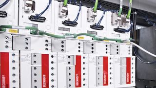 Die komplexen Herstellungsprozesse werden in der kompletten Anlage über insgesamt mehr als 100 Servoachsen gesteuert, und zwar über die Servoverstärker AX5xxx der Winline-600. (Beckhoff)