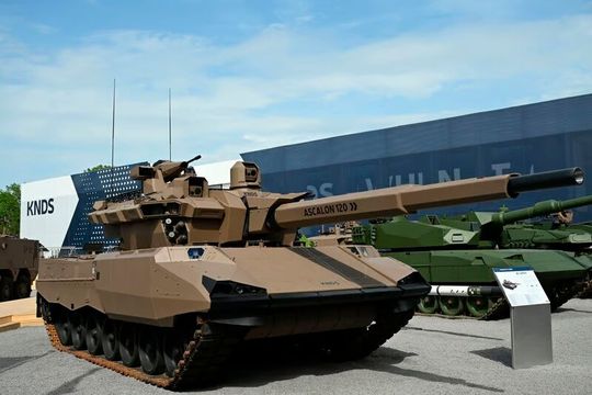 Was man hier sieht, ist eine Kampfpanzer-Zwischenlösung für Frankreich – genannt Capint. Er soll, bevor der Kampfpanzer aus dem deutsch-französischen MGCS-Projekt wirklich parat steht, den Leclerc ablösen, den Frankreich will und kann auf den Panzer der Zukunft nicht lange warten.(Bild:  dpa / W. v. Dewitz)