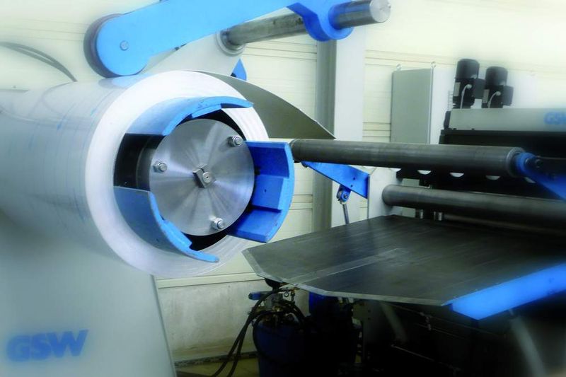 Einführungshilfe für ein neues Blechcoil: Der hydraulische Aufnahmetisch leitet den Coil- anfang sicher der Richtmaschine zu. (Archiv: Vogel Business Media)