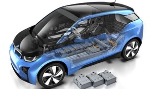 Eine saubere Batterie entlädt sich langsamer. Denn durch feuchten Schmutz können Kriechströme entstehen, die die Batterie zusätzlich belasten. (BMW)