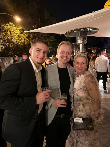 Dank Tina Katzinger (Samsung) liegt ein Hauch von Flamingo-Flair ist in der Luft und Kyrill Pysarenko und Antonius Link (HIGH) vergeben 11 Punkte für das Outfit. (Bild: Vogel IT-Medien )