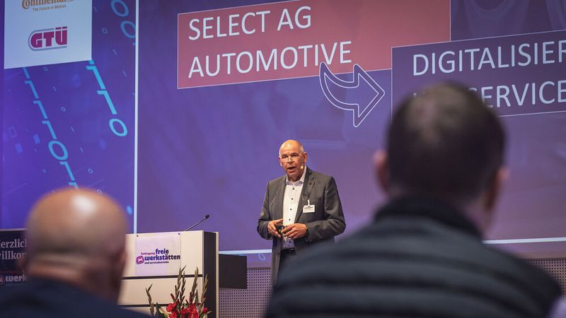 Stephan Westbrock, Geschäftsführer der Select AG informierte in seinem Vortrag über „Vjumi“, die Telematiklösung des bekannten Teilespezialisten. (Bild: Stefan Bausewein)