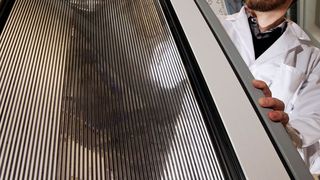 Einen Prototyp des selbstverschattenden Fensters präsentiert Doktorand Benjamin Heiz aus der Arbeitsgruppe von Prof. Dr. Lothar Wondraczek. (Bild: Uni Jena)