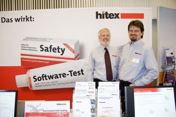Gegen schlechte Software helfen keine Salben und Tabletten, sondern gute Tools: Frank Büchner (links) und Roland Bickel von Hitex haben sie im Gepäck. (Bild: Elisabeth Wiesner)