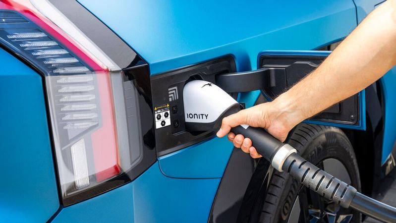 Laut der Denkfabrik müssten für die Einhaltung der Klimaziele im Verkehrssektor bis 2030 rund 15 Millionen vollelektrische Pkw auf den Straßen unterwegs sein.(Bild:  Kia)