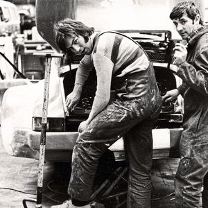 Schwäbische Handarbeit: Roland Bemsel (l.) und Werner Kühnle bauen in der Werkhalle 1977 einen 935 auf. Glamourfaktor null. Ergebnis weltmeisterlich.(Bild:  Porsche AG, McKlein Photography)