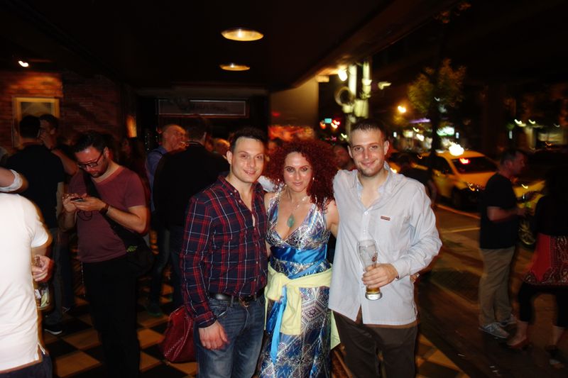 Besa Agaj, IT-BUSINESS, mit den Auswanderern Marco Grishaber und Unai Ortolachipi (r.), Thecus Technology (Bild: IT-BUSINESS)