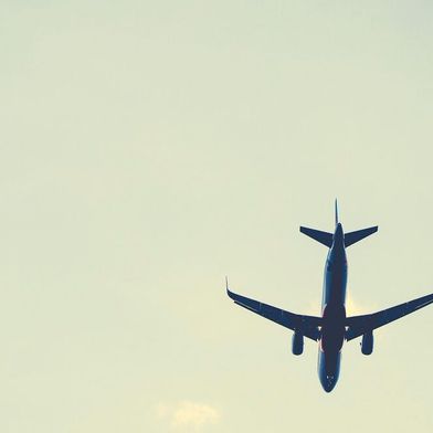 Die Reduktion von CO₂-Emissionen des Luftfahrtsektors hängt ganz wesentlich an der Produktion nachhaltiger und konkurrenzfähiger Flugtreibstoffe (Sustainable Aviation Fuels; SAF) aus erneuerbaren Rohstoffen. (Symbolbild) (Bild: frei lizenziert)