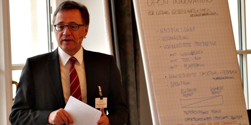 „Die Arbeitswelt der Verwaltung im Umbruch“ präsentierte Professor Dr. Wilhelm Bauer, Institutsdirektor und stellvertretender Institutsleiter am Fraunhofer IAO und am IAT der Uni Stuttgart (Fotos: A. Kohlhase, M. Klein, D. Schilling, G. Viola, S. Mohn, A. Konrad)