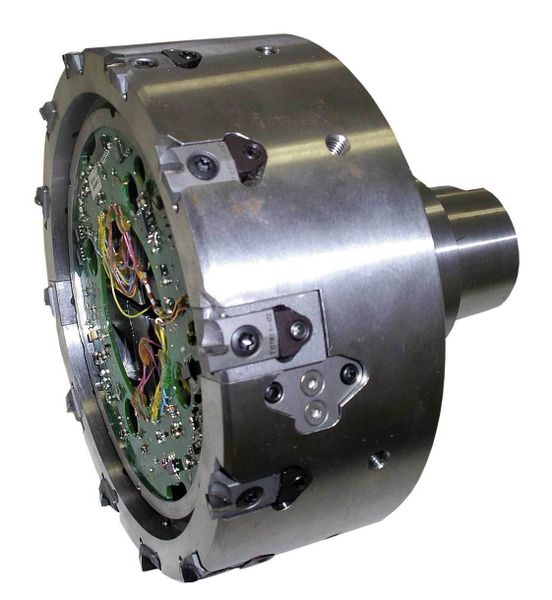Bild 5: Unter dem Verschlussdeckel des Fräskopfes mit integrierter Inprocess-Schneidenverstellung erkennt man die Steuerplatine. Bilder: GFE (Archiv: Vogel Business Media)