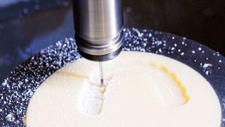 Beim Fräsen von Scheiben aus Kunststoff (PMMA) bewähren sich Werkzeug­spannsysteme powRgrip von Rego-Fix. (Phibo)