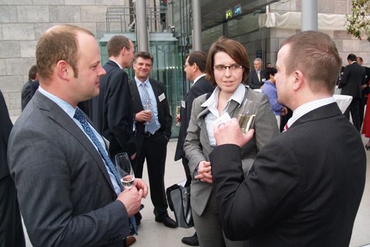 Im Gespräch: Siegfried Trede (DAT Deutschland), Dr. Karin Bayha (Vogel Business Media) und Prof. Stefan Reindl (Institut für Automobilwirtschaft). (Archiv: Vogel Business Media)
