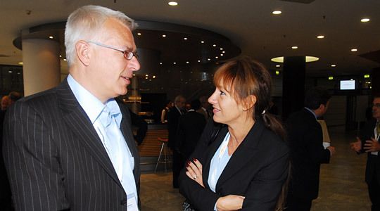 Austausch während der Kaffeepause: Manfred Seidel, Autoscout24, und Sylvia Gerl, Schulleiterin BFC Northeim. (Archiv: Vogel Business Media)