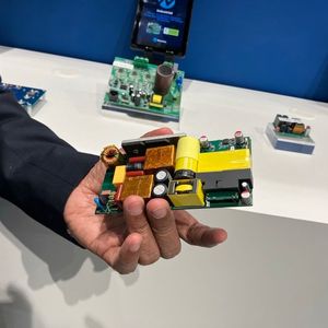 Ein kompaktes 300-W-Netzteil demonstrierte, welche Leistungsdichte mit GaN-basierten Power-Designs erreichbar ist. Laut Navitas erreicht das Design einen Wirkungsgrad von über 95 Prozent bei sehr kompakter Bauform.(Bild:  VCG)