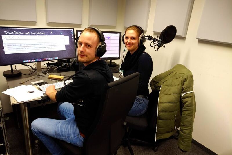 Studierende Lukas Kroll und Svenja Hörath im Radioworkshop an der Fachhochschule Würzburg-Schweinfurt (Vanessa Moeller)