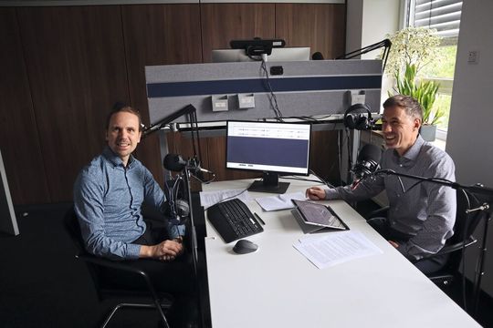 „Wir bauen Regulatorien sehr früh ein und denken diese sehr früh mit – damit ist das kein Hindernis, sondern Teil des Projekts.” Christian Peintner, Geschäftsführer der Engineering-Experten von Spiegltec (rechts) im Gespräch mit PROCESS-Redakteur Dominik Stephan(Bild:  Wühr/PROCESS)