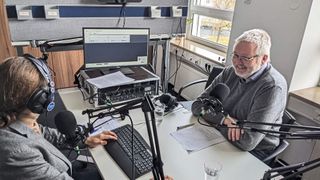 „Sie müssen aus dem Reagenzglas in die große Anlage aus Eisen und Stahl.” Prof. Thomas Bayer von der Provadis-Hochschule (rechts) erklärt im PROCESS-Podcast die Rolle von Transbib. (Bild: PROCESS/Ernhofer)