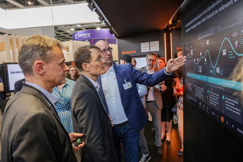 Lauterbach beim Messerundgang. (© Messe Berlin GmbH)