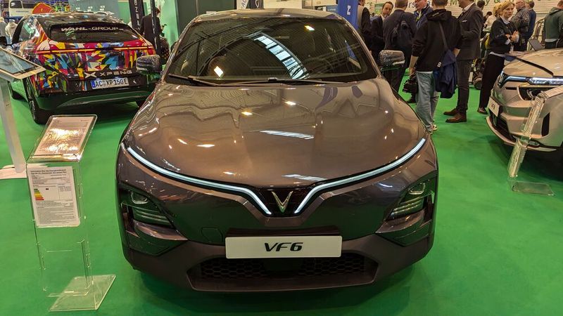 Weitere Autohersteller zeigen ihre ganz normalen Serienfahrzeuge in Essen. Auf einer Sonderfläche sind E-Mobile wie etwa der neu in Deutschland startende vietnamesische Vinfast VF6 ... (Bild: Rosenow – VCG)