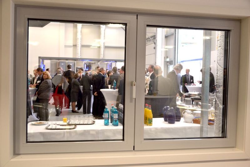 Im Besucherraum des Innovationszentrums gewähren große Fenster interessante Einblicke auf die hier entstehenden Testanlagen.  (Bild: M.Henig/PROCESS)
