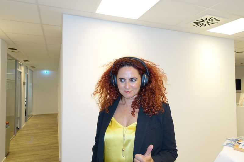 Da muss sich die Dame selbst von überzeugen - in der Tat, der Sound kann sich hören lassen! (Bild: IT-BUSINESS)