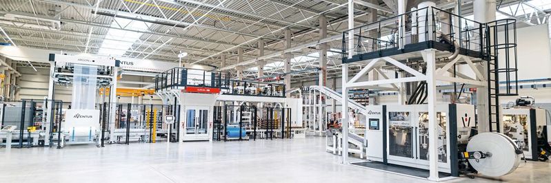 Aventus präsentiert ein hochmodernes Modell der schnellen Absack- und Palettieranlage für LDPE.(Bild:  Aventus GmbH & Co.KG)