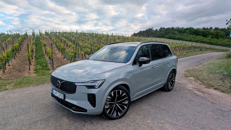 7. Die elektrische Reichweite und der Verbrauch: Mit seiner elektrischen Reichweite kann der Volvo XC90 gerade im Vergleich zu manch einem chinesischen Wettbewerber nicht glänzen. Volvo gibt die elektrische Reichweite gemäß WLTP mit 71 Kilometern an. Tatsächlich sind es je nach Fahrsituation eher noch ein paar Kilometer weniger. Laden lässt sich der 18,8-kWh-Akku in rund drei Stunden über eine 11-kW-Wallbox oder aber über Nacht an einer herkömmlichen Haushaltssteckdose. Der Verbrauch schwankt stark, je nachdem, ob die Batterie geladen ist oder nicht: Auf einer rund 30 Kilometer langen Strecke mit voll geladenem Akku vermeldete der Bordcomputer 2,9 Liter Verbrauch und 43 Kilometer Rest-Reichweite der Batterie. Auf einer gut 100 Kilometer langen Strecke lag der Verbrauch bei 6,6 Litern. Fährt man mit leerem Akku los, schnellt der Verbrauch schnell über 8 Liter hoch. (Bild: Mauritz – VCG)