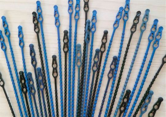 Doppeltes Award-Glück für die detektierbaren Allplastik-Blitzbinder aus Polyethylen (PP). Metallische Füllstoffe machen es möglich, dass man ihn ausfindig machen kann, wenn er zum Beispiel durch Unachtsamkeit in der Lbensmittelindustrie in einen Sack Mehl gefallen ist. Hier mehr dazu.(Bild:  Allplastik)