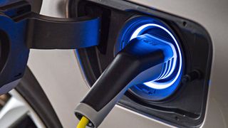 Wer seine E-Auto-Batterie schützen will, achtet auf den Ladestand. (BMW)