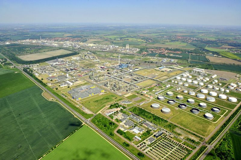 Der Chemiepark Leuna: Die Leuna-Harze GmbH entwickelt, produziert und vertreibt Epoxidharze unterschiedlicher Art. (Bild: Infraleuna/H. Fechner)